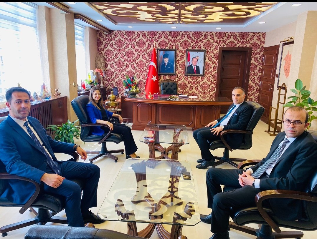 OguzeliHalk's tweet photo. Kütüphaneler ve Yayımlar Genel Müdürü sayın @TanerBeyoglu Kütüphane Hizmetleri Daire Başkanı sayın @cetinsisman44 ve Gaziantep İl Kültür Müdürümüz sayın Selçuk Korkmaz,Oğuzeli İlçe Kaymakamımız sayın @ucrrbsrr 'ı makamında ziyaret etti @bekir_oztekin @burhan_yuksel23 @munif_il https://t.co/Hilc7lHyhd