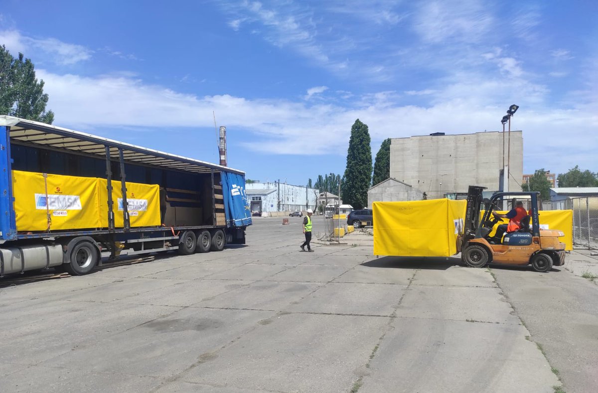 EMSA_EU's tweet photo. In Odessa, #Ukraine, yesterday evening – two sets of New Naval fence booms from our Equipment Assistance Service stockpile in Varna were delivered to assist in tackling potential pollution from sunk and damaged vessels in Kherson Port 🇺🇦 https://t.co/CQKNwAMdo3