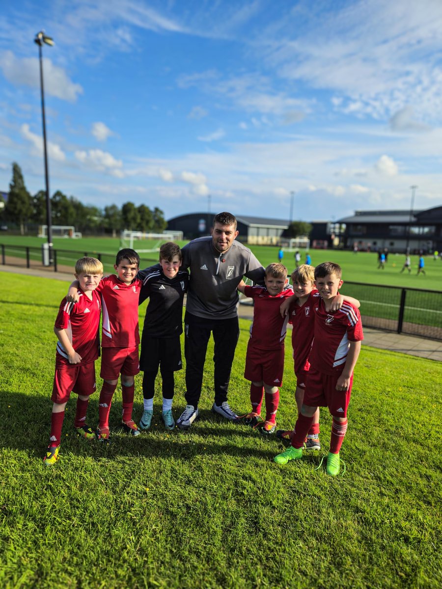 7EliteAcademyUK's tweet photo. COMPETE 🇬🇧🇺🇸🇹🇿 It was great to see two of our U9s teams make a big impression against @liverpoolfc at The Academy last night 👏

They impressed a lot of people, including James Milner 👊

JOIN US 👇
📲 DM
📥 uk@7eliteacademy.com
🌐 https://t.co/J66pk5WQFB

#7EliteAcademyUK https://t.co/t5R3QZxTXS