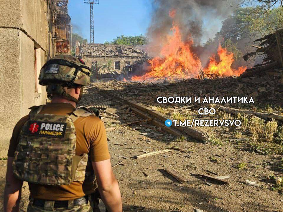 Selidovo,  ein Logistik-Hub der Kiewer Truppen,  ist wieder mal von russischen 500kg Gleitbomben besucht worden.  Ein ukrainischer Polizist ermittelt. 

#Ukrainekrieg
