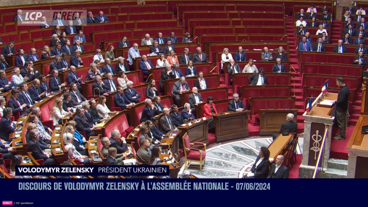 Les rangs de <a href="/AssembleeNat/">Assemblée nationale</a> sont bien clairsemés pour écouter le président ukrainien en cette date historique 😓