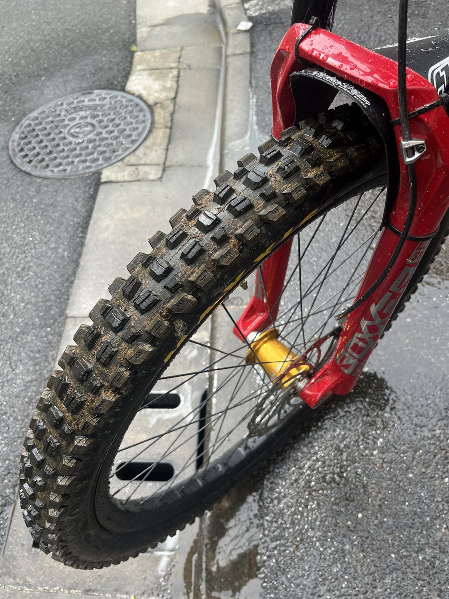 astbikes's tweet photo. 今週は #富士見パノラマ へ行ってきたので、洗車で泥汚れもこのスプレーで湿らしこのブラシで擦るとこんな感じで綺麗になるのでオススメです。
#ダウンヒル
#マウンテンバイク
#flatlab
#bikewash
#peatys
#astbikes
#astforest
#練馬
#板橋
#和光市
#秩父市
#マウンテンバイクショップ https://t.co/sPBRnVa1eG