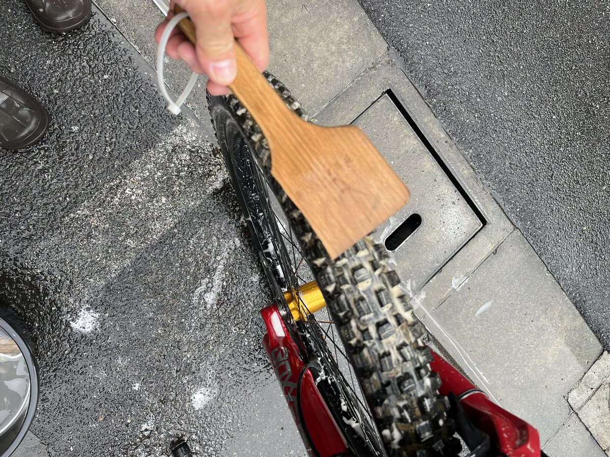 astbikes's tweet photo. 今週は #富士見パノラマ へ行ってきたので、洗車で泥汚れもこのスプレーで湿らしこのブラシで擦るとこんな感じで綺麗になるのでオススメです。
#ダウンヒル
#マウンテンバイク
#flatlab
#bikewash
#peatys
#astbikes
#astforest
#練馬
#板橋
#和光市
#秩父市
#マウンテンバイクショップ https://t.co/sPBRnVa1eG