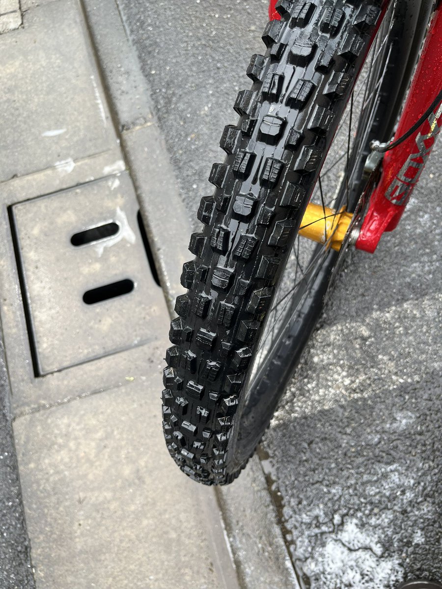 astbikes's tweet photo. 今週は #富士見パノラマ へ行ってきたので、洗車で泥汚れもこのスプレーで湿らしこのブラシで擦るとこんな感じで綺麗になるのでオススメです。
#ダウンヒル
#マウンテンバイク
#flatlab
#bikewash
#peatys
#astbikes
#astforest
#練馬
#板橋
#和光市
#秩父市
#マウンテンバイクショップ https://t.co/sPBRnVa1eG
