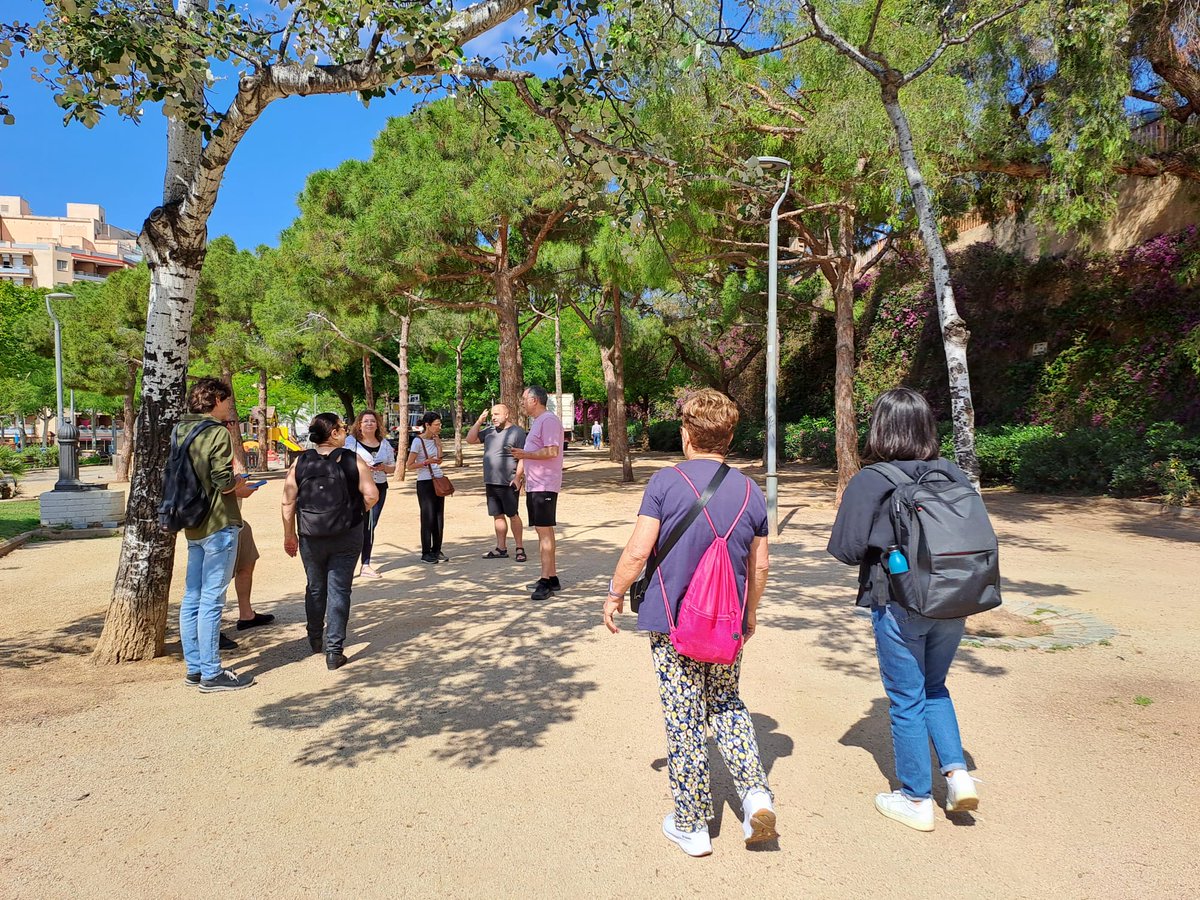 sound_collect's tweet photo. Dins el marc de la #setmanasensesoroll, SoundCollect ha estat a l'Hospitalet de Llobregat parlant d'acústica i fent un passeig sonor amb l'app📱👂

Ha estat un plaer compartir el matí amb les persones participants. Ho hem gaudit molt!😍

#elsodelacomunitat #cienciaciutadana https://t.co/zT2RslwWwS