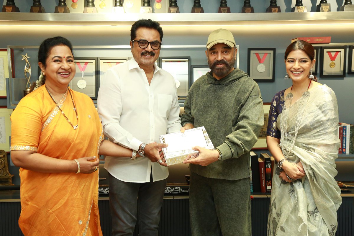 varusarath5's tweet photo. Met the coolest cat in town our #ulaganayagan @ikamalhaasan sir...always a pleasure conversing with this super intellectual human being..you are a true blessing to us..thank you so much sir..
@realsarathkumar
@realradikaa https://t.co/HbVCEqyyuG