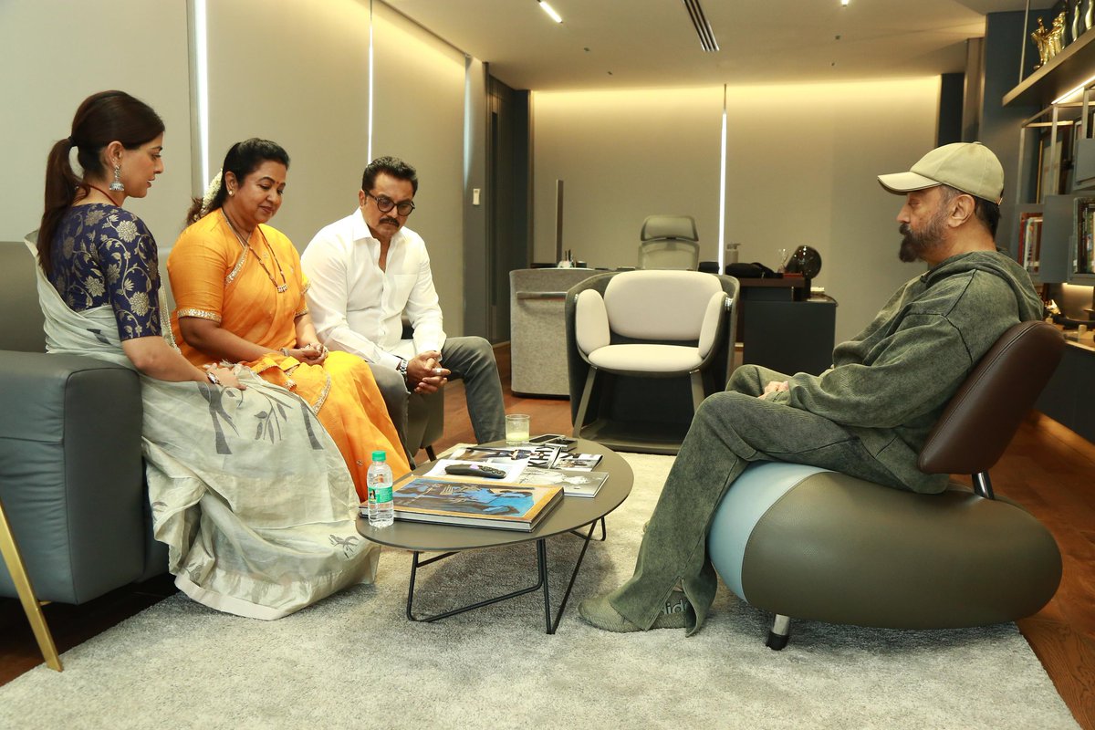 varusarath5's tweet photo. Met the coolest cat in town our #ulaganayagan @ikamalhaasan sir...always a pleasure conversing with this super intellectual human being..you are a true blessing to us..thank you so much sir..
@realsarathkumar
@realradikaa https://t.co/HbVCEqyyuG