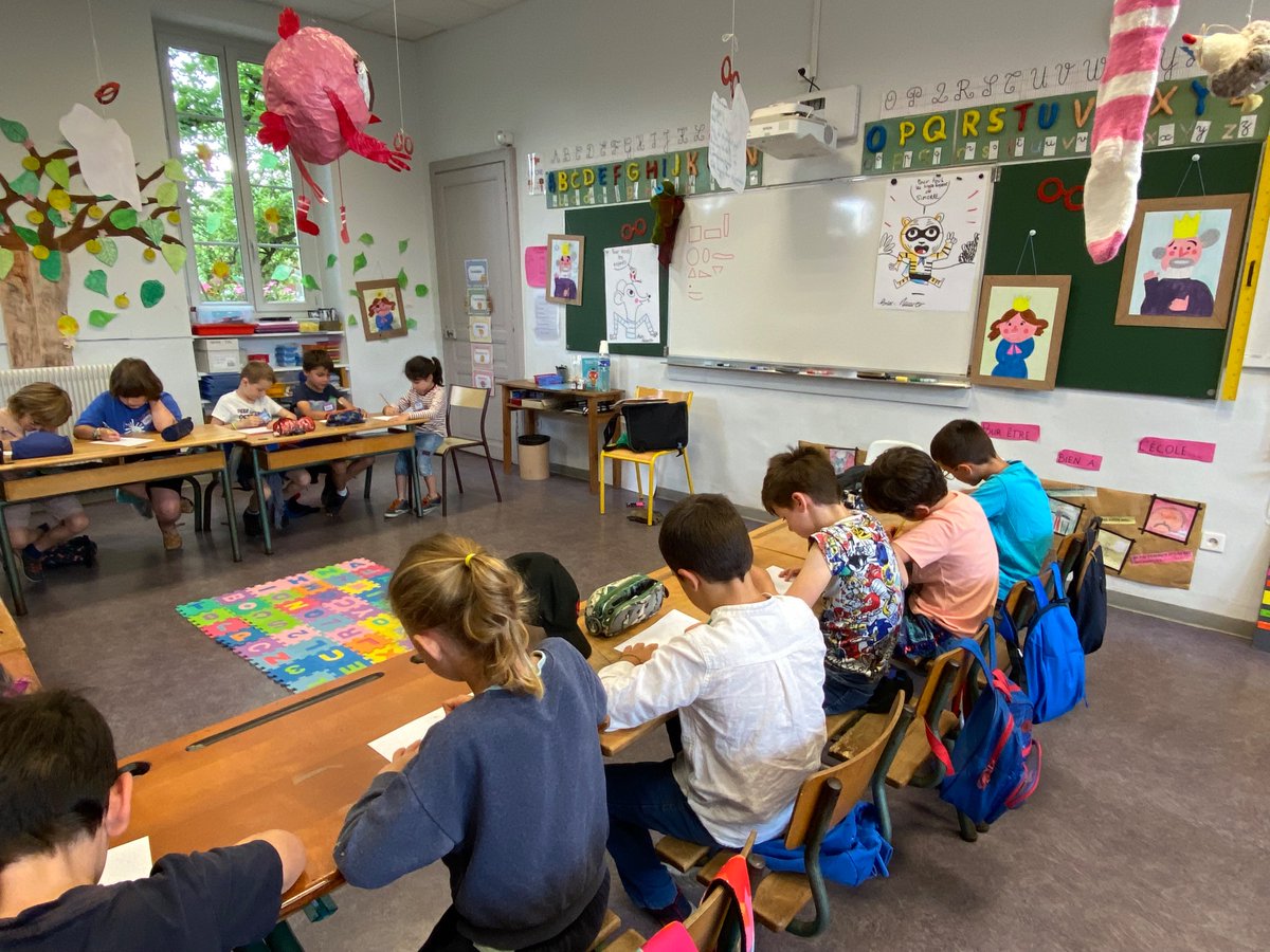 1ere rencontre de la journée avec Henri Meunier, auteur illustrateur carte blanche pour une des classes participantes