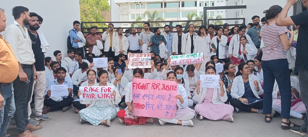 DrMeet_Ghonia's tweet photo. Intern Doctors of Heritage Institute of Medical Sciences, Varanasi ( @himsmedicine ) on strike from today regarding less stipend. Their stipend is 5000/- per month which is very less than daily wage worker!

Their only demand is to increase stipend at par with State Government Regulation. (12000/- per month)

Requesting @NMC_IND @myogiadityanath @myogioffice @Varanasi_DM to look into this.