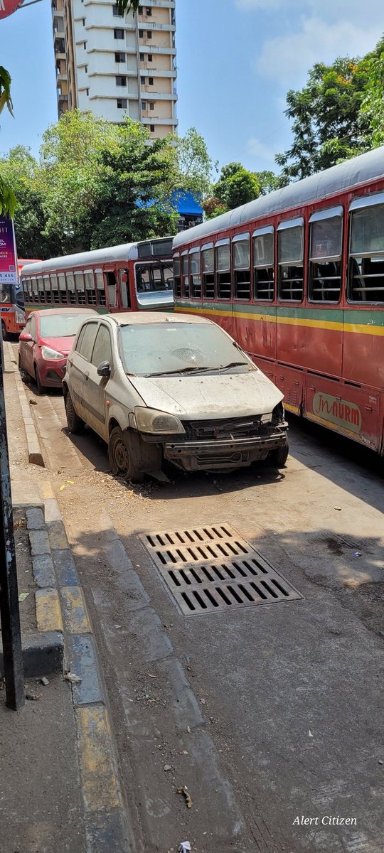 AlertCitizen5's tweet photo. @MTPHereToHelp  #removekhatara 
 this scrapped vehicles lying near bust stand causes inconvenience &amp; double parking of buses as well on Sainath road, near Malad Subway, #Malad West. 
Cc  : @MNCDFbombay
@mumbaipolice @mybmcWardPN 

#MnCDFcollective https://t.co/mJpJBlHhdo