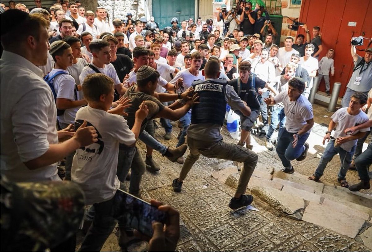 During the march led by the two israeli extreme ministers, Ben-Gvir and Smotrich, in Jerusalem Israeli settler mobs attacked the Palestinian journalist Saif el-Qawasmi while the Israeli police was watching.