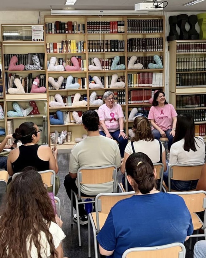 apammalicante's tweet photo. Ayer dimos una charla de difusión y sensibilización en el IES Figueras Pacheco, gracias al alumnado y a sus profesores por su recibimiento y cariño. 🗣️👩🏫🎗️🌺 #apamm #sumatealrosa https://t.co/K2st7KxLvD