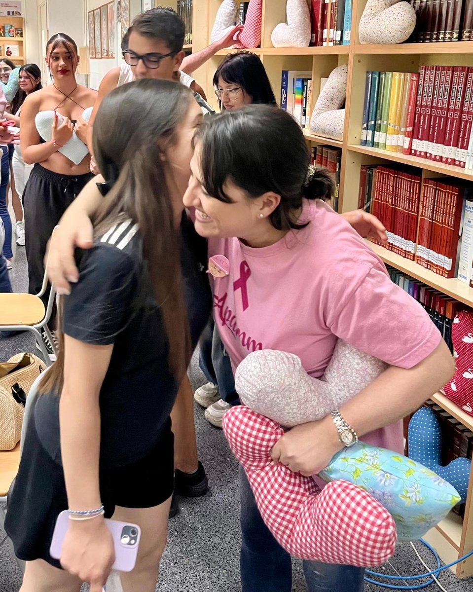 apammalicante's tweet photo. Ayer dimos una charla de difusión y sensibilización en el IES Figueras Pacheco, gracias al alumnado y a sus profesores por su recibimiento y cariño. 🗣️👩🏫🎗️🌺 #apamm #sumatealrosa https://t.co/K2st7KxLvD
