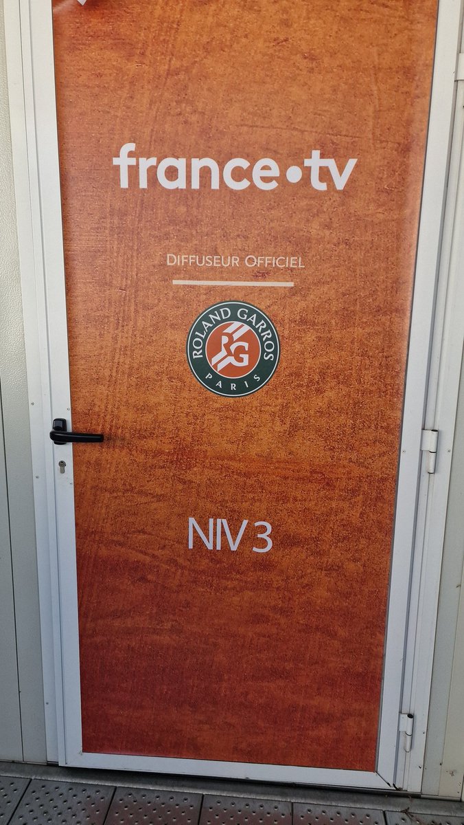 Ça va être une très très belle journée, journée entière de tournage à Roland-Garros pour les coulisses techniques de Roland-Garros avec beaucoup de choses :  la production la post-production, Dolby Atmos Dolby vision les nouvelles technologies autour de la réalité virtuelle, le