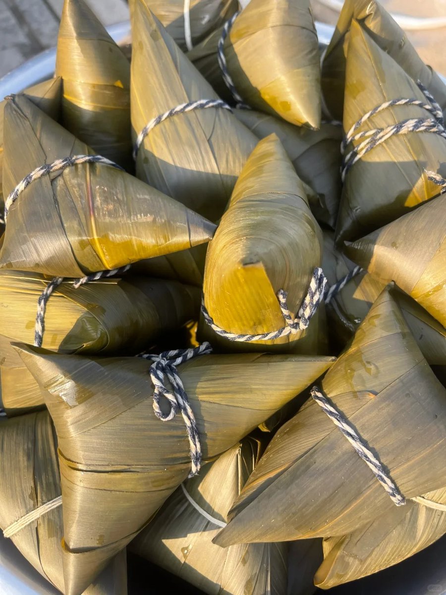 The Dragon Boat Festival is coming!❤️ 
Meet “粽子”（zòngzi）
It consists of glutinous rice stuffed with different fillings and wrapped in bamboo leaves. Sweet or salty—it's up to you!
#dragonboatfestival