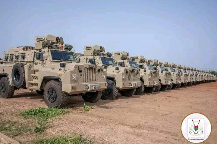 AESinfos's tweet photo. #AESinfo | #BurkinaFaso 🇧🇫
Le président Traoré exhorte les forces armées à "faire la guerre pour avoir la paix" lors d'une remise de matériel militaire

Le président du Faso, le Capitaine Ibrahim Traoré, a appelé jeudi les forces armées à "faire la guerre pour avoir la paix" lors d'une cérémonie de remise d'un important lot de matériel militaire et de génie aux soldats engagés sur le front de la lutte contre le terrorisme.

"Retenez que nous sommes dans un monde de prédation et pour avoir la paix, il faut faire la guerre. Donc, faites la guerre", a déclaré le président Traoré.

Ce nouveau matériel, qui comprend des blindés de combat contre les engins explosifs improvisés, de l'armement, des munitions et des engins de génie militaire, a pour but de renforcer les capacités des forces armées dans leur combat contre les groupes terroristes.

Le président Traoré a également exhorté les soldats à s'entraîner rigoureusement pour utiliser efficacement ce nouvel équipement. "Prenez le temps nécessaire pour former les équipages pour qu'ils puissent être assez bien drillés pour l'emploi efficace de ces matériels", a-t-il insisté.

Le ministre de la Défense, le général Kassoum Coulibaly, a quant à lui exprimé la gratitude des forces armées au président Traoré pour ses efforts en matière d'acquisition d'équipements militaires. Il a également remercié le peuple burkinabè pour son soutien financier à la lutte contre le terrorisme.

Source : AIB