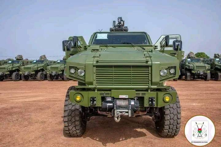 AESinfos's tweet photo. #AESinfo | #BurkinaFaso 🇧🇫
Le président Traoré exhorte les forces armées à "faire la guerre pour avoir la paix" lors d'une remise de matériel militaire

Le président du Faso, le Capitaine Ibrahim Traoré, a appelé jeudi les forces armées à "faire la guerre pour avoir la paix" lors d'une cérémonie de remise d'un important lot de matériel militaire et de génie aux soldats engagés sur le front de la lutte contre le terrorisme.

"Retenez que nous sommes dans un monde de prédation et pour avoir la paix, il faut faire la guerre. Donc, faites la guerre", a déclaré le président Traoré.

Ce nouveau matériel, qui comprend des blindés de combat contre les engins explosifs improvisés, de l'armement, des munitions et des engins de génie militaire, a pour but de renforcer les capacités des forces armées dans leur combat contre les groupes terroristes.

Le président Traoré a également exhorté les soldats à s'entraîner rigoureusement pour utiliser efficacement ce nouvel équipement. "Prenez le temps nécessaire pour former les équipages pour qu'ils puissent être assez bien drillés pour l'emploi efficace de ces matériels", a-t-il insisté.

Le ministre de la Défense, le général Kassoum Coulibaly, a quant à lui exprimé la gratitude des forces armées au président Traoré pour ses efforts en matière d'acquisition d'équipements militaires. Il a également remercié le peuple burkinabè pour son soutien financier à la lutte contre le terrorisme.

Source : AIB
