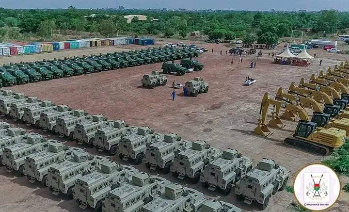 AESinfos's tweet photo. #AESinfo | #BurkinaFaso 🇧🇫
Le président Traoré exhorte les forces armées à "faire la guerre pour avoir la paix" lors d'une remise de matériel militaire

Le président du Faso, le Capitaine Ibrahim Traoré, a appelé jeudi les forces armées à "faire la guerre pour avoir la paix" lors d'une cérémonie de remise d'un important lot de matériel militaire et de génie aux soldats engagés sur le front de la lutte contre le terrorisme.

"Retenez que nous sommes dans un monde de prédation et pour avoir la paix, il faut faire la guerre. Donc, faites la guerre", a déclaré le président Traoré.

Ce nouveau matériel, qui comprend des blindés de combat contre les engins explosifs improvisés, de l'armement, des munitions et des engins de génie militaire, a pour but de renforcer les capacités des forces armées dans leur combat contre les groupes terroristes.

Le président Traoré a également exhorté les soldats à s'entraîner rigoureusement pour utiliser efficacement ce nouvel équipement. "Prenez le temps nécessaire pour former les équipages pour qu'ils puissent être assez bien drillés pour l'emploi efficace de ces matériels", a-t-il insisté.

Le ministre de la Défense, le général Kassoum Coulibaly, a quant à lui exprimé la gratitude des forces armées au président Traoré pour ses efforts en matière d'acquisition d'équipements militaires. Il a également remercié le peuple burkinabè pour son soutien financier à la lutte contre le terrorisme.

Source : AIB