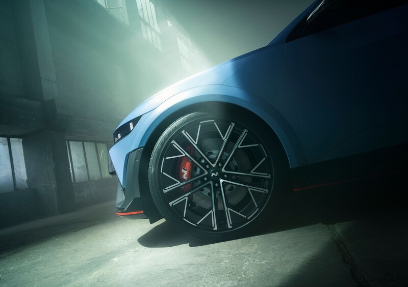 DriveMotorGroup's tweet image. Top Gear's Car of the Year and the first all-electric N model, the IONIQ 5 N 🏆

Find out more: drivemotorretail.co.uk/offers/ioniq-5…

#CarOfTheYear #IONIQ5N #ElectricVehicles #Topgear #Hyundai