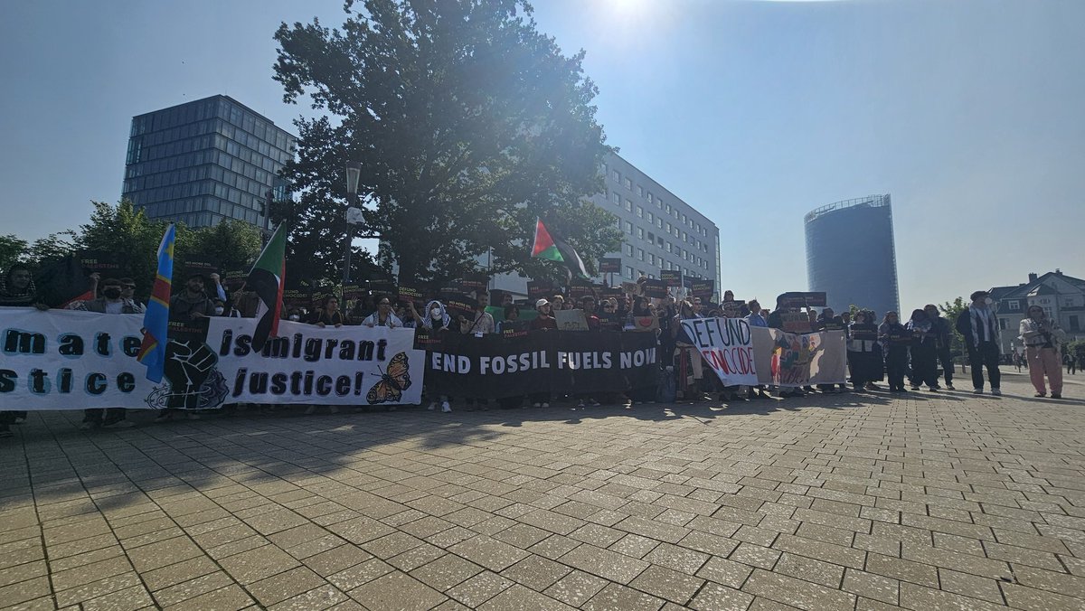 AsianPeoplesMvt's tweet image. Justice can't happen when #BigPolluters call the shots.

And it can't happen when Palestinians continue living under occupation, violence, and genocide.

No more oil, no more blood. #KickBigPollutersOut and #DefundGenocide now