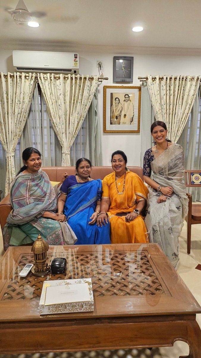 varusarath5's tweet photo. Such a dynamic personality..Lovely meeting you mam..such a  pleasure always.. @KanimozhiDMK congratulations on your win as well...thank you Rajithiamma for meeting with us..
@realradikaa https://t.co/4eO0DGyb8m