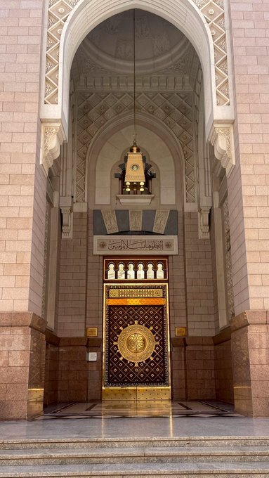 صَلوُا عليه فليسَ لدينَا شَفيع سِواه .
- اللهُــم صل وسلم وبارك على نبينا םבםב ﷺ ♥ .