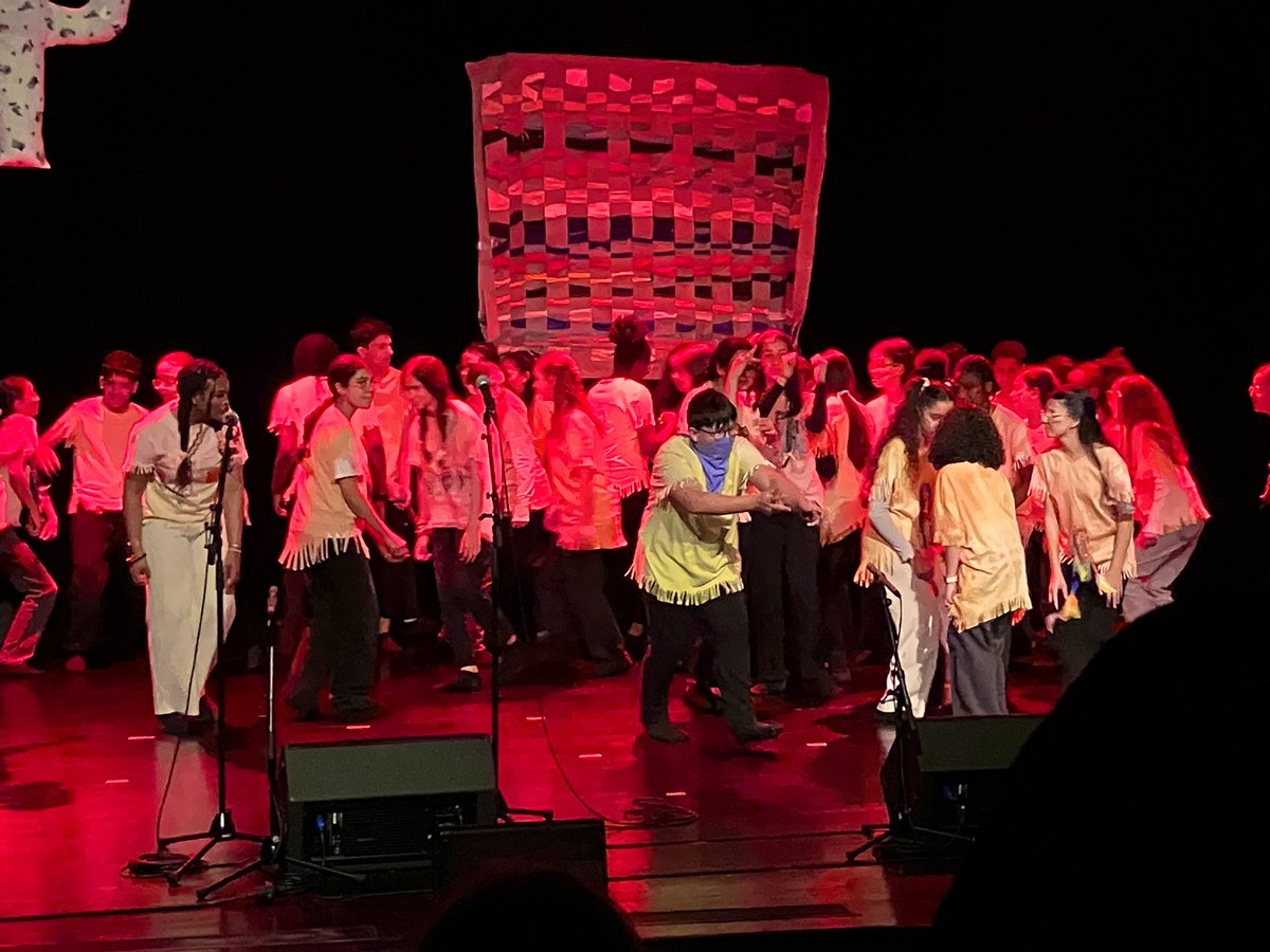 d_chevalley's tweet photo. Les indiens sont à Mulhouse !
Un grand bravo aux élèves et aux professeurs des collèges Jean Macé et Kennedy de @mulhouse pour ce beau travail collectif. De vrais artistes sur la scène de l’ #AFSCO 
@acstrasbourg @OlivierFaron @alsamuse  @college_kennedy https://t.co/KFt44lFwYK