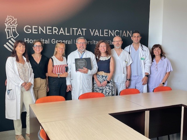 GVAsaludelche's tweet photo. 📌Muchas gracias a @ALCERALICANTE  por el reconocimiento el equipo de la Unidad de Coordinación de #Trasplantes y al Servicio de #Nefrología del Hospital General Universitario de Elche 😍🫶
 
#DiaNacionalDelDonanteDeÓrganos https://t.co/UZ56xMTdWi