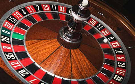 Gaan een PVV'er en 2 GL/PvdA'ers naar het casino, aan het eind van de avond vraagt de croupier 'en hoe is het gegaan?' zegt die PVV'er '€100 ingezet, €700 mee naar huis.' 'Zeggen die GL/PvdA'ers ah, wat sneu voor je, wij hebben gewonnen, €900 ingezet, €800 mee naar huis...