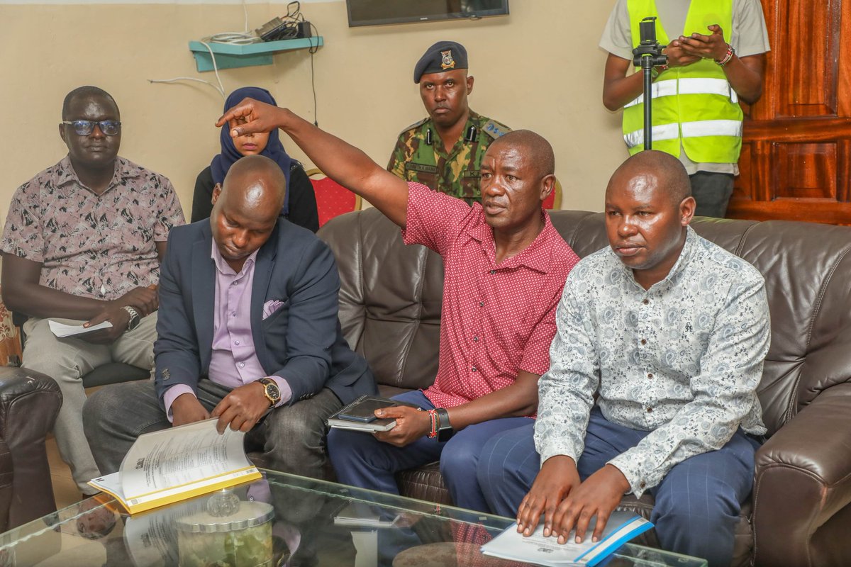 CSAishaJumwa's tweet photo. I paid a courtesy call to the office of Kilifi deputy County Commissioner Samuel Mutisya, in preparation for the fourth Medium Term Plan dissemination event in the county. 
 I was joined by PS @PSCharlesHinga and  Kilifi Deputy Governor Florence Chibule.
#4thMediumtermplan https://t.co/lUivNdxBci