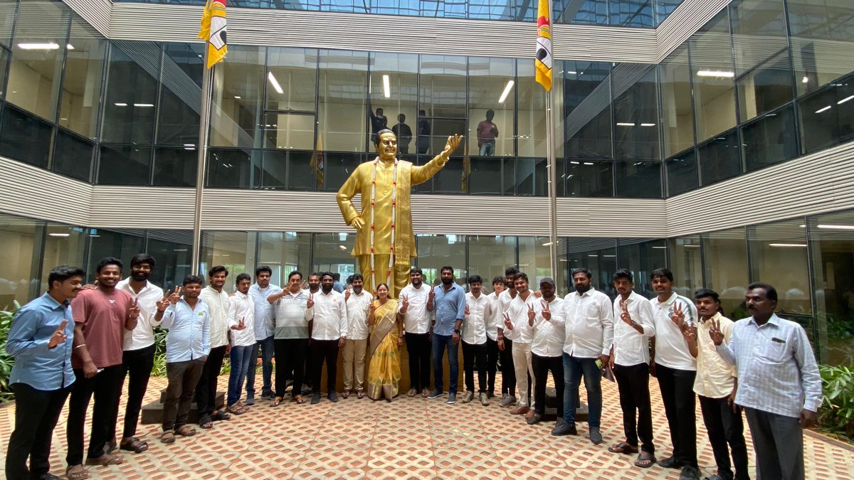jyothsna_tdp's tweet photo. Celebrating our resounding victory with the amazing team at @JaiTDP central office in Mangalagiri! 🌟💪 #TDPVictory #TeamTDP #Mangalagiri #AndhraPradesh https://t.co/ctLz2fIShr