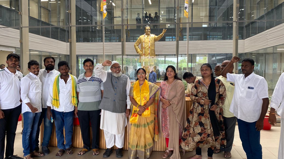 jyothsna_tdp's tweet photo. Celebrating our resounding victory with the amazing team at @JaiTDP central office in Mangalagiri! 🌟💪 #TDPVictory #TeamTDP #Mangalagiri #AndhraPradesh https://t.co/ctLz2fIShr
