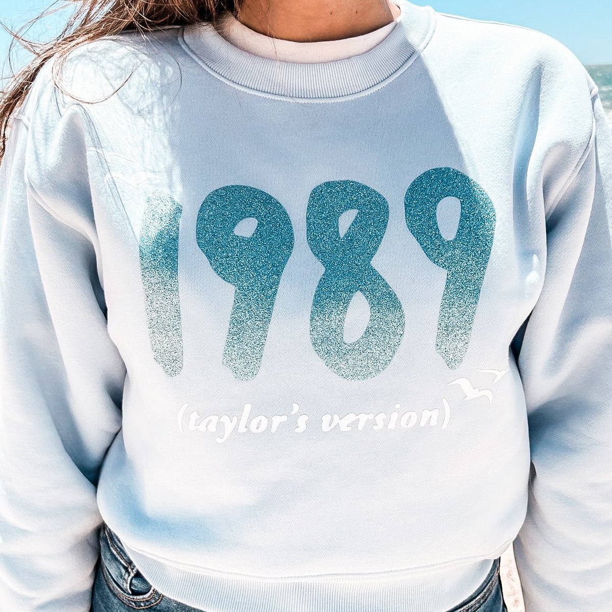 UniversoDSilvia's tweet photo. ✨ATENCIÓN✨

Tenéis desde hoy hasta el domingo para reservar vuestra sudadera o camiseta de 1989. También podéis encargar la tote de #TaylorSwift o el estuche.

Además, si queréis encargar otra era u otra temática, ¡podéis hacerlo sin problema! Tan solo tenéis que abrir dm🥰 https://t.co/FQXQ7oqnjS