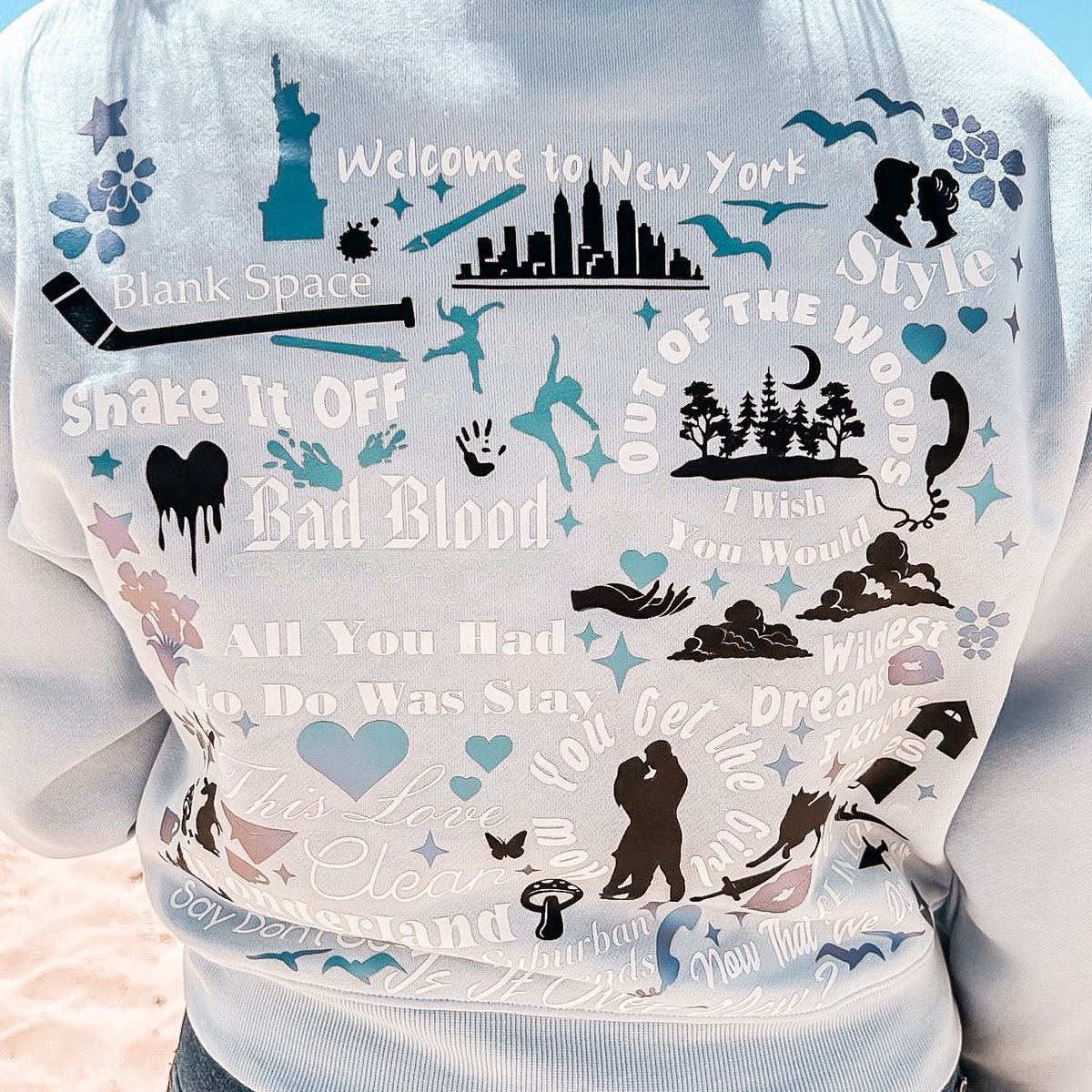UniversoDSilvia's tweet photo. ✨ATENCIÓN✨

Tenéis desde hoy hasta el domingo para reservar vuestra sudadera o camiseta de 1989. También podéis encargar la tote de #TaylorSwift o el estuche.

Además, si queréis encargar otra era u otra temática, ¡podéis hacerlo sin problema! Tan solo tenéis que abrir dm🥰 https://t.co/FQXQ7oqnjS