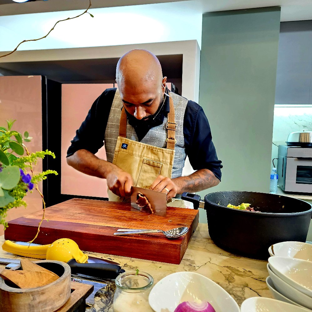 SamsungSA's tweet photo. Esto es Ceviche 🤌; a beautiful medley of sour, sweet, salty, tamed by the inclusion of fresh avocado. Bravo Chef Dion 👏, Chef Rio & the rest of the #SamsungBespoke Cooking Theatre audience rate this dish an 11/10! @decorexSA #DecorexCT #CulinaryMasters #Decorex2024 https://t.co/i6PduLbxrL