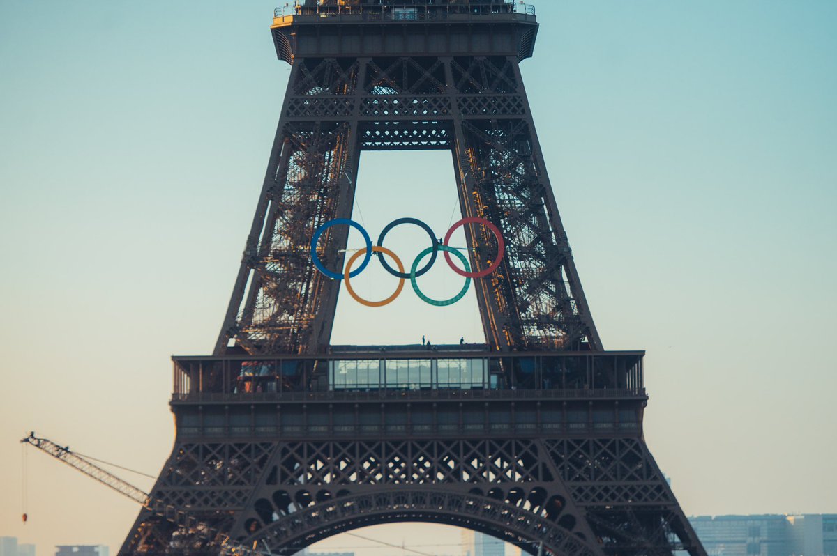 GossipRoomOff's tweet photo. Les anneaux olympiques ont été installés cette nuit sur la Tour Eiffel. 🇫🇷 https://t.co/vFrSIjBHuG
