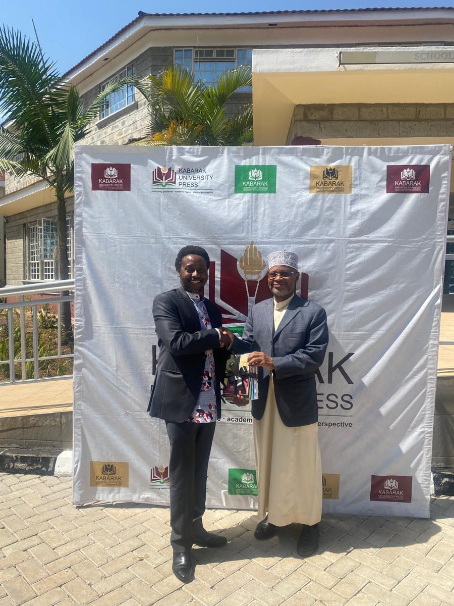KABUPressKE's tweet photo. At the 3rd #AJSconference, we were graced to have received Chief Kadhi Abdulhalim Hussein. In the picture is our EiC @hsipalla handing him a gift pack with some of our titles. https://t.co/TtFFebMUvJ