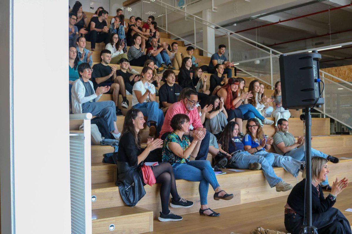 codesyntax's tweet photo. "Komunikazioa eta Estrategia IT enpresetan CodeSyntax-en kasutik abiatuta" aurkeztu zuen  Humanitate Digital Globalak gradua amaitu duen lehen promozioko Maialen Sagastigordia-k.
20 lan aurkeztu ziren "Poster Egunean". Hemen infoa:
https://t.co/IFx5WT1U7w https://t.co/EOq3EUGkq5