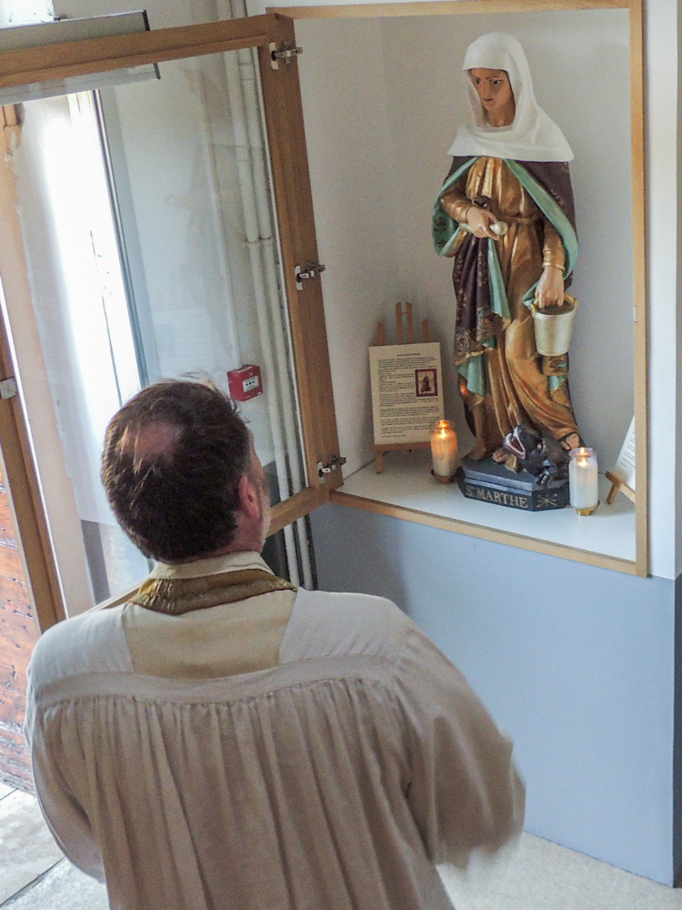 Sainte Marthe veille sur ses ouailles dans l'entrée de l'Institution Sainte Marthe-Notre Dame (Cuers). Mise en place et bénédiction hier soir par le Père Marc de Saint-Sernin, Prêtre accompagnateur de l'étb et Curé de la paroisse de Cuers.
<a href="/DioceseToulon/">Diocèse de Fréjus-Toulon</a> <a href="/Apelnationale/">Mouvement des Apel</a> <a href="/EnsCatho/">Enseignement catho</a>