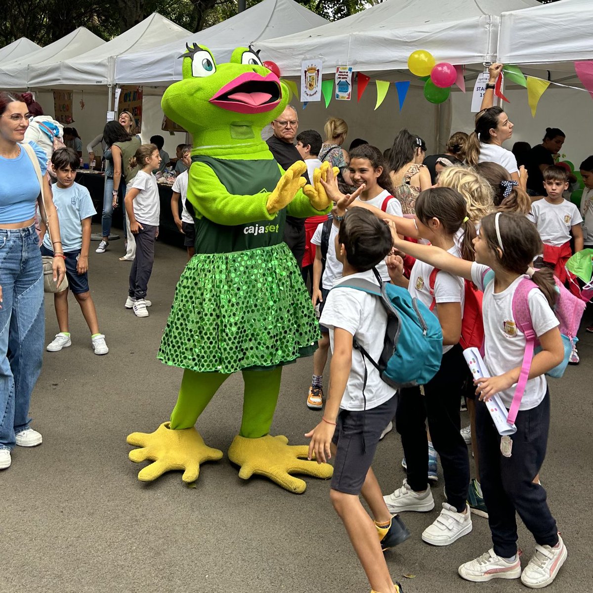 fg_ull's tweet photo. 🧒 La Feria de Cooperativas Escolares de "Enseñar para Emprender" #EPE continúa hoy en el Parque García Sanabria, en horario de 9:30 a 13 h. Aquí una muestra de la jornada de ayer, tras su inauguración. 

¡Pásate y compra productos con fines solidarios! 

#XIEdiciónEPE #EPE https://t.co/wcJYRwFaih