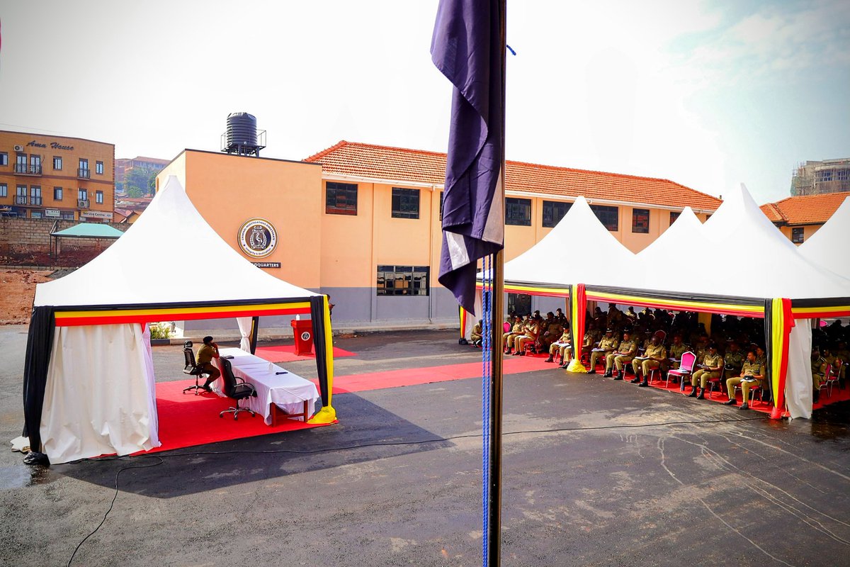 BonnyKarogo's tweet image. #HappeningNow 📸
Currently on a photo-snapping mission at CID Headquarters in Kibuli, Director of CID AIGP @Tom_Magambo is leading a quarterly review meeting with CID Regional Commanders, MDA staff and Senior Management to level up operations and fine-tune their performance.