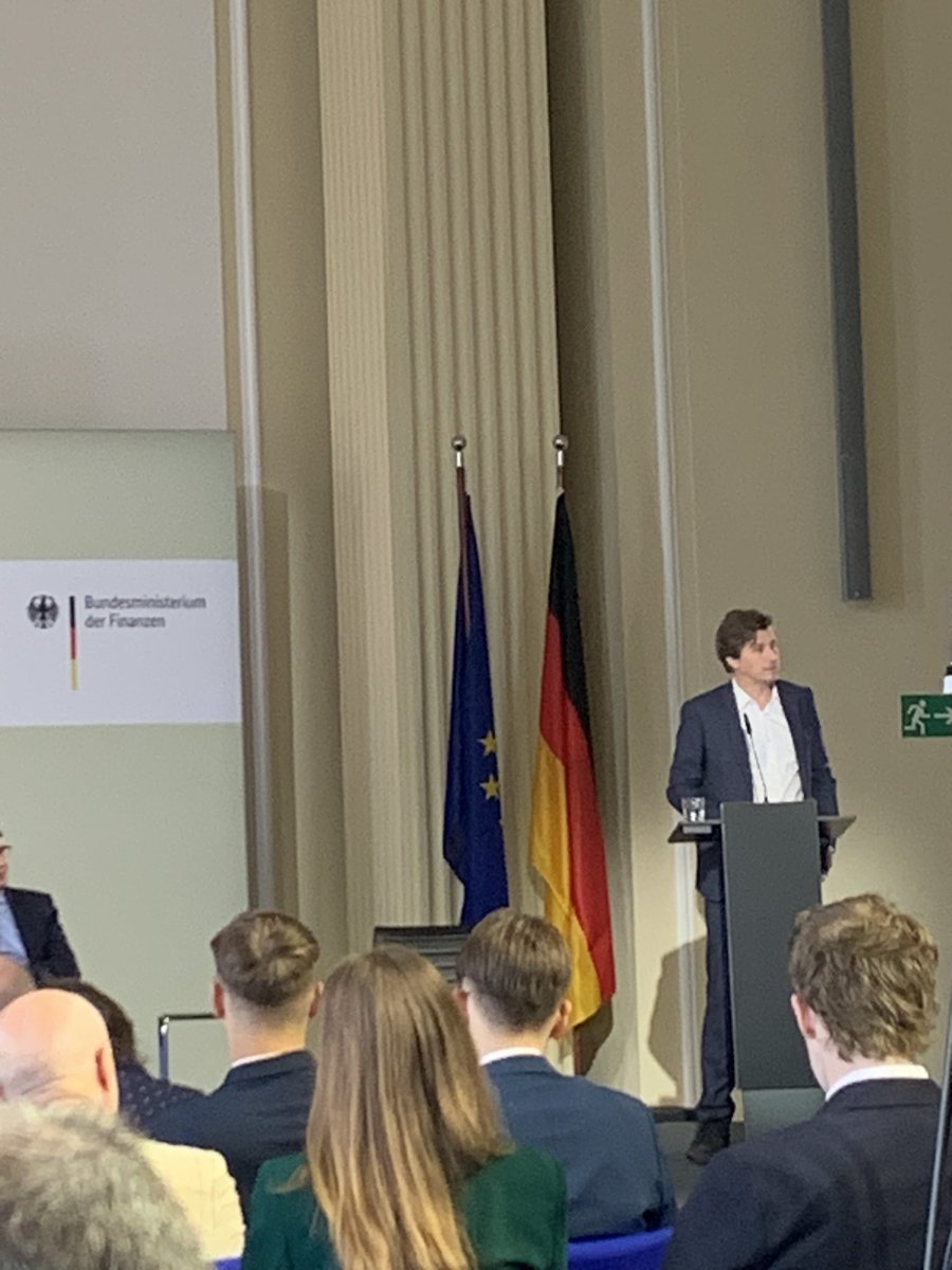dirkh's tweet photo. Es spricht der #garyoldman der deutschen Volkswirtschaftslehre, #mschularik vom #kielerinstute beim #EconomicDialogue zum Thema 25 Jahre #Euro. Deutschland wächst so gut wie gar nicht und wird zum Sonderfall Europas. Auch nach Zinssenkung der EZB ist Geldpolitik zu restriktiv. https://t.co/2uTukACmBU
