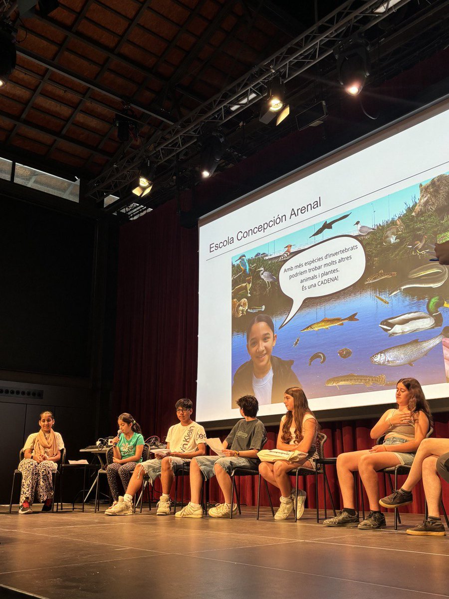 BCNCiencia's tweet photo. Presenten:
1⃣ Escola Concepción Arenal, @InsFortPius amb el projecte #RiuNet🛶 de @FEHMlab
2⃣ Institut Narcís Monturiol amb @Mosquito_Alert 🦟
3⃣ @escola_aldana en📽️amb @Odourcollect 👃
😍 Els projectes de recerca fan un retorn a l'alumnat mostrant els mapes🗺️amb les dades. https://t.co/EURQ7VT6f9