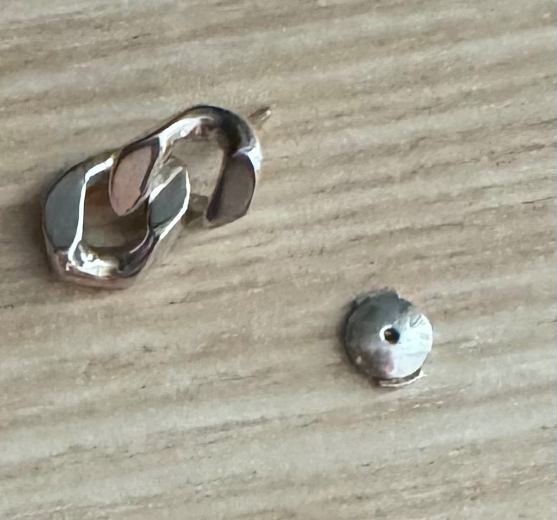 SAK_SAK_SAKUMA's tweet photo. 俺利き手が右手なのに、
この手のピアスのキャッチは右手の方が下手くそなのなんなん？ https://t.co/4A2Pw6MSpA