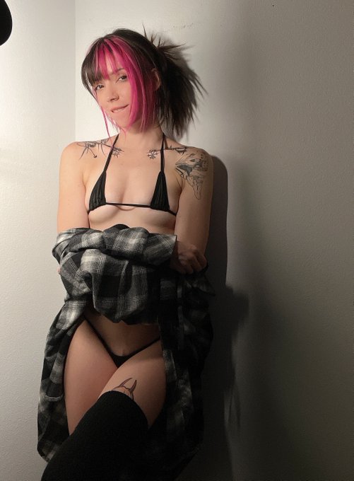 mfw league of legends  🙂&zwj;&harr;️🩷 https://t.co/lD1bmuvaKe