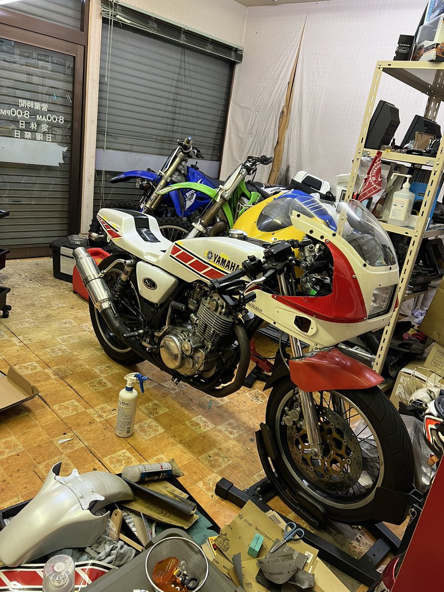oryo3_usa's tweet photo. デカール位置、種類検討中🫥

フェンダーは白の真ん中に黒🐦‍⬛ストライプ入れるか🫥

やれた赤フェンダーにするか🟥🫥

テールのデカールどう貼るか🫥

一つ言えることは

思ったよりかっこいい🥹

#YAMAHA 
#SR400
#TZR
#1KT
#2XT 
#TRX 
#4NX
#OVERRACING
#オーバーレーシング https://t.co/mOOCfBVGT9