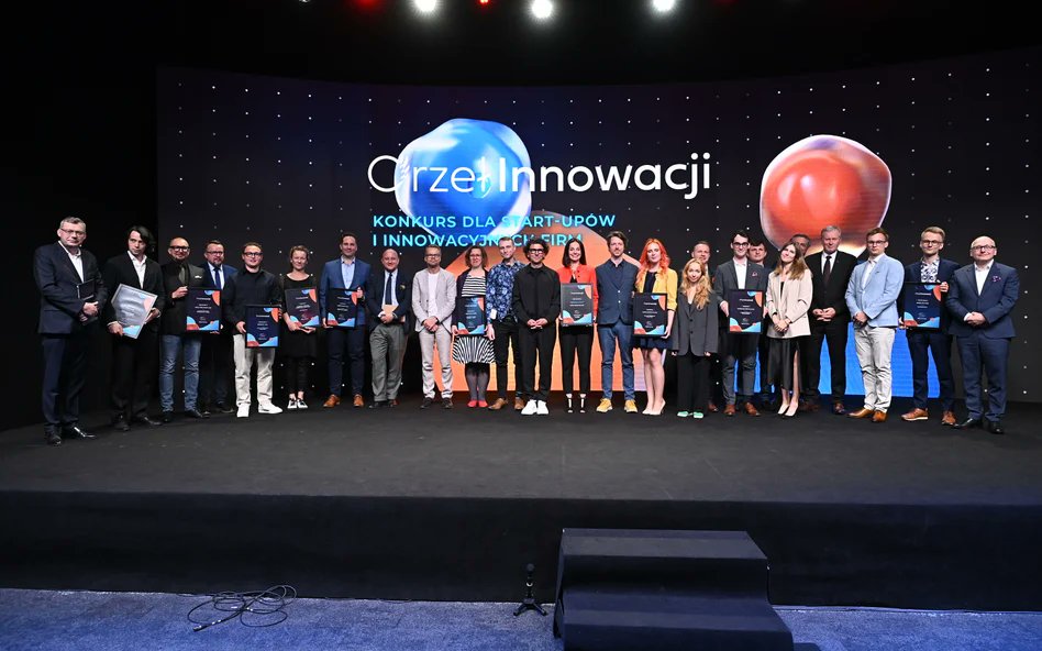 NIKZ_zabytki's tweet photo. Orzeł Innowacji 2024 – wyróżnienie, które dodaje nam skrzydeł!
Mamy zaszczyt ogłosić, że w tegorocznej edycji Orłów Innowacji nasza aplikacja mobilna #MonumentApp 📱 otrzymała wyróżnienie! 🥳
Nagrodę w imieniu Instytutu odebrała Natalia Dzieduszycka, zastępczyni dyrektora NIKZ oraz Grażyna Soczewka, kierowniczka zespołu redakcyjnego aplikacji. Statuetkę wręczył @macmaciejowski, prezes Gremi Media.
Jesteśmy dumni tym bardziej, że NIKZ był jedyną nagrodzoną instytucją kultury.
Dziękujemy za zaufanie i cieszymy się, że możemy wytyczać nowe ścieżki dla systemu ochrony zabytków w Polsce! 💙
Więcej info na: https://t.co/y2kICPc90M
#NIKZ #OrzelInnowacji #nagroda #innowacje #aplikacja / fot. Cezary Piwowarski, źródło dziennik @rzeczpospolita