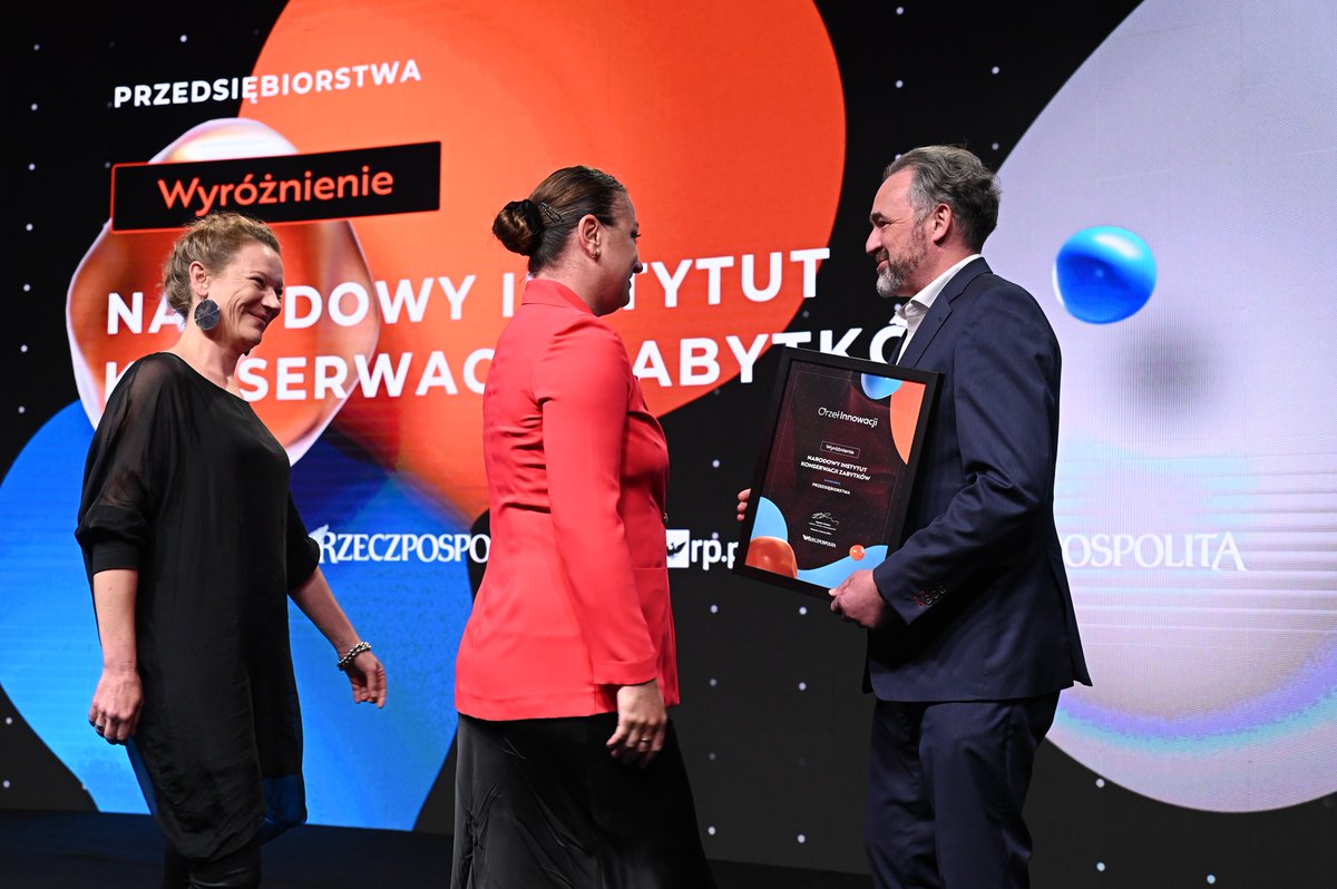 NIKZ_zabytki's tweet photo. Orzeł Innowacji 2024 – wyróżnienie, które dodaje nam skrzydeł!
Mamy zaszczyt ogłosić, że w tegorocznej edycji Orłów Innowacji nasza aplikacja mobilna #MonumentApp 📱 otrzymała wyróżnienie! 🥳
Nagrodę w imieniu Instytutu odebrała Natalia Dzieduszycka, zastępczyni dyrektora NIKZ oraz Grażyna Soczewka, kierowniczka zespołu redakcyjnego aplikacji. Statuetkę wręczył @macmaciejowski, prezes Gremi Media.
Jesteśmy dumni tym bardziej, że NIKZ był jedyną nagrodzoną instytucją kultury.
Dziękujemy za zaufanie i cieszymy się, że możemy wytyczać nowe ścieżki dla systemu ochrony zabytków w Polsce! 💙
Więcej info na: https://t.co/y2kICPc90M
#NIKZ #OrzelInnowacji #nagroda #innowacje #aplikacja / fot. Cezary Piwowarski, źródło dziennik @rzeczpospolita