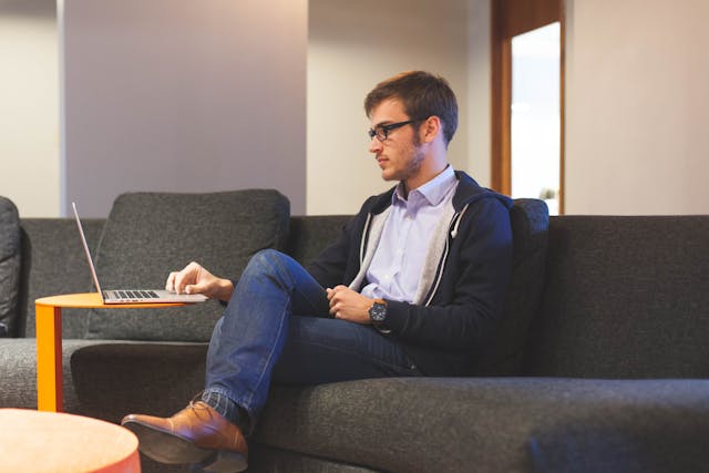 ElvisEckardtRec's tweet photo. #RemoteInterview can be intimidating.
But with the right preparation, you can ace it just like the pros!
Rehearse possible interview questions and answers, check if your software and hardware are in working order,
and pick a quiet place.
See more here: https://t.co/z4WGgYHJ8j https://t.co/i4Nx409fzO
