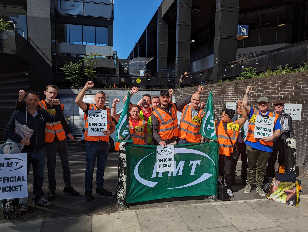 Supporting the <a href="/AvantiWestCoast/">Avanti West Coast</a> Catering <a href="/RMTunion/">RMT</a> members at Euston this morning taking action. Solidarity ✊️